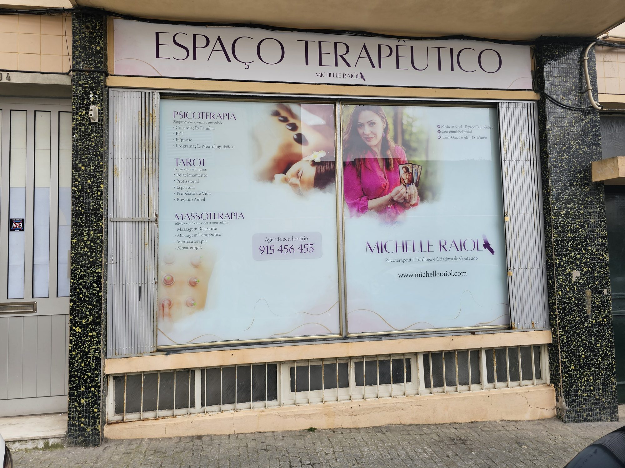 Fachada do Espaço Terapêutico, com a placa e a vitrine do local em Vila Nova de Gaia